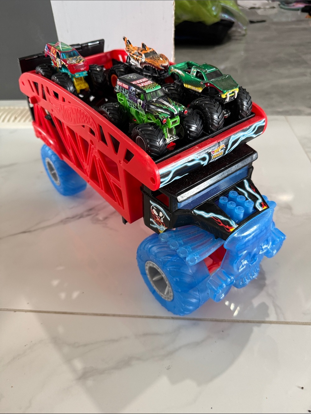 Hot wheels monster truck hauler bone shaker with 4 monster trucks
